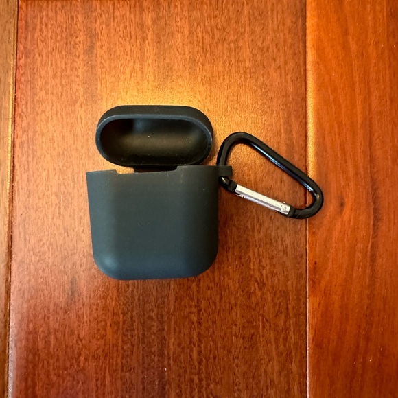 Silicone black apple airpods case and carabiner - Picture 1 of 2
